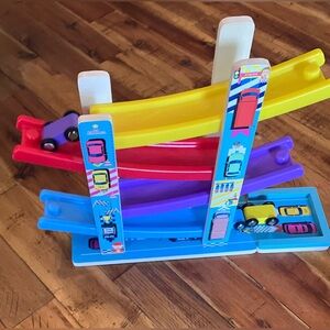 Children’s race track toy